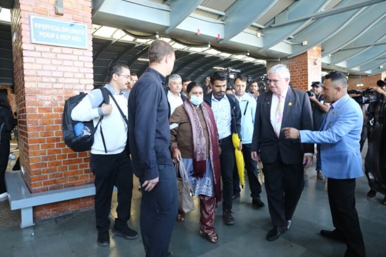 निराश मन लिएर विपिन जोशीकी आमा र बहिनी स्वदेश फर्किए