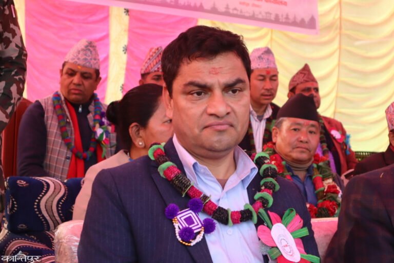स्वास्थ्य मन्त्री प्रदिप पौडेललाई खोयाको माला Pradip paudel with khoyako mala